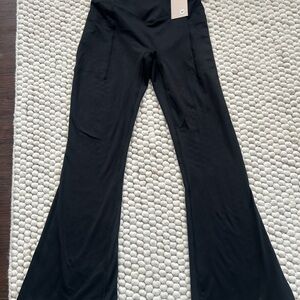 POPFLEX Crisscross Hourglass Flared Leggings with Pockets - Black
M / 29"